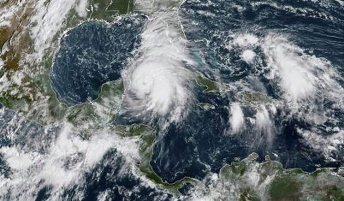 Flórida aguarda impacto de furacão gigantesco