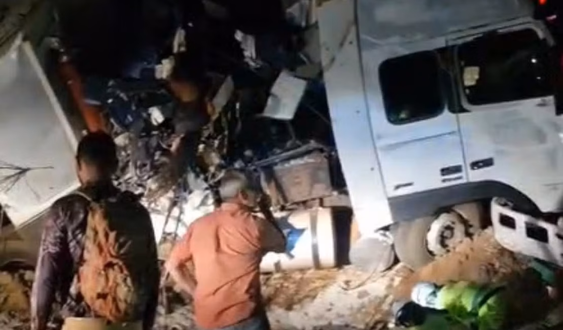 Batida entre ônibus e carreta deixa 11 mortos e mais de 40 feridos na BR-163 em MT