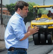 Marcelo Palmeira vistoria obras para recuperação de via no Graciliano Ramos