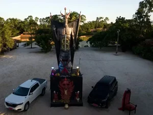 Feiticeira constrói estátua de 11 metros em homenagem ao Diabo no Ceará