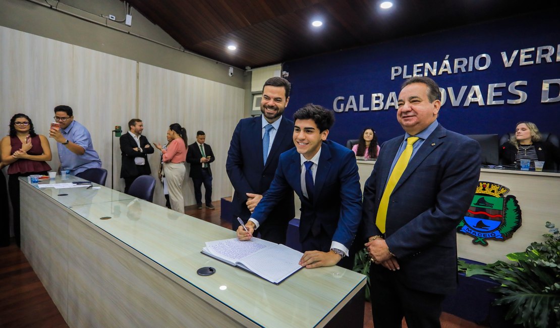 Filho de Silvania Barbosa toma posse na Câmara Municipal de Maceió