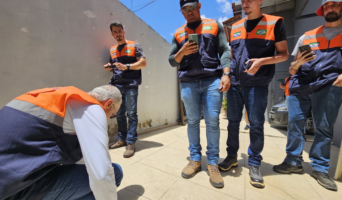 Vistorias verificam afundamento do solo em casas na borda do mapa de risco