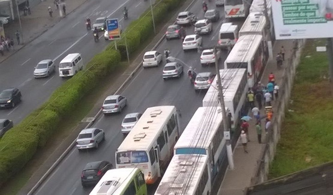 Motoristas de transporte escolar fazem protesto contra salários atrasados em Maceió