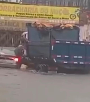 [Vídeo] Homem com carro ilhado pela chuva é resgatado por motorista de caminhão