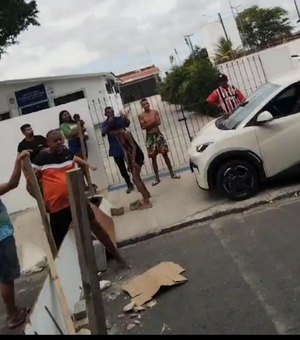 [Vídeo] Moradores bloqueiam rua na Chã de Bebedouro por conta de falta d’água