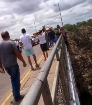 Trabalhadores impedem suicídio em ponte entre AL e BA
