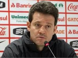 Vitória anuncia Argel Fucks como seu novo técnico