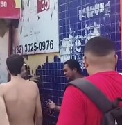 Homem discute com mulher, dá facada em outro homem e é contido por populares no Jacintinho
