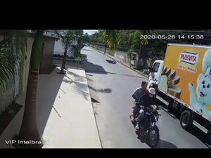 {Vídeo} Imagens flagram assalto no Santos Dumont 