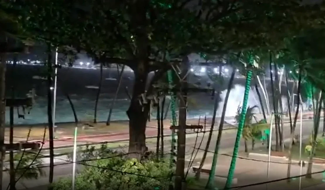 Ressaca forte assusta moradores e provoca estragos na orla de Maceió
