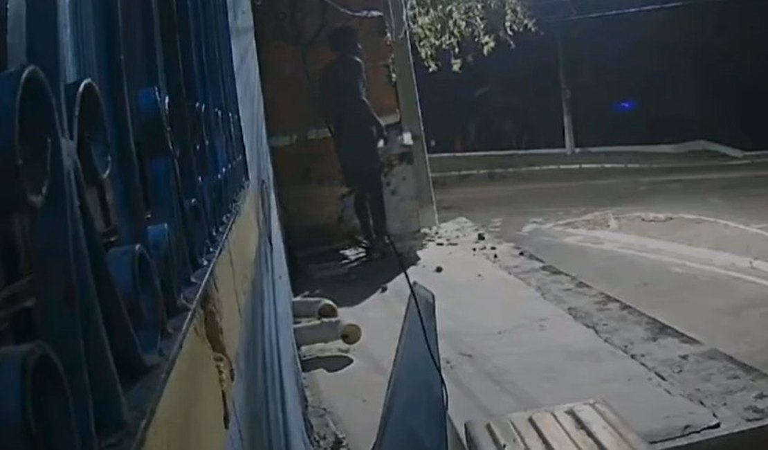 [Vídeo] Homem sobe em cima de casa e furta condensador de ar na Levada