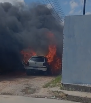 Carro pega fogo e mobiliza Corpo de Bombeiros na Travessa Guarani, em Penedo