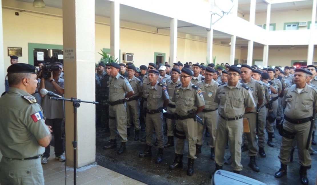 Militares embarcam para dar apoio às eleições no interior neste domingo