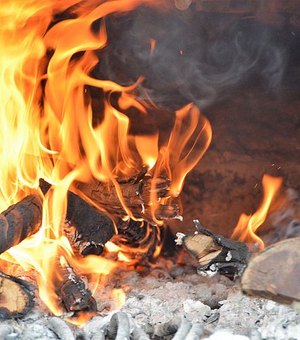 Entenda como proceder em caso de queimadura nas festas juninas