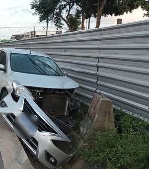 Motorista abandona carro na Durval de Góes Monteiro após colisão