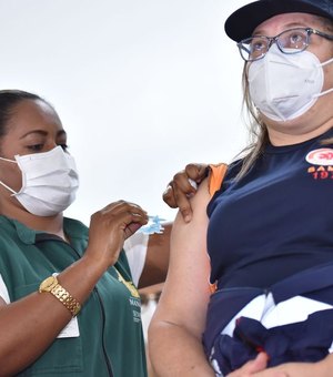 Justiça Federal suspende distribuição de vacina de Oxford em Manaus