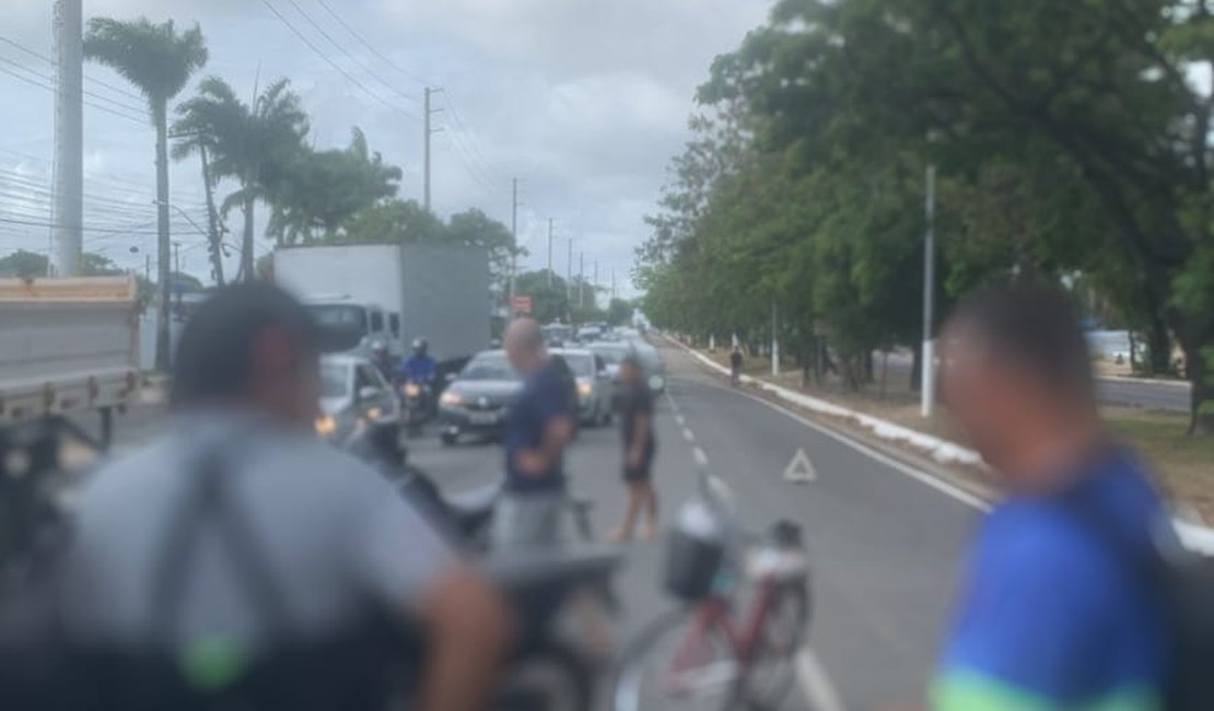 Motociclista fica ferido em acidente e causa congestionamento no Eustáquio Gomes