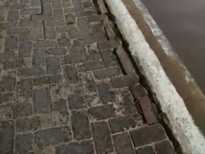 Calçadão da orla de Maceió cede com impacto da maré forte