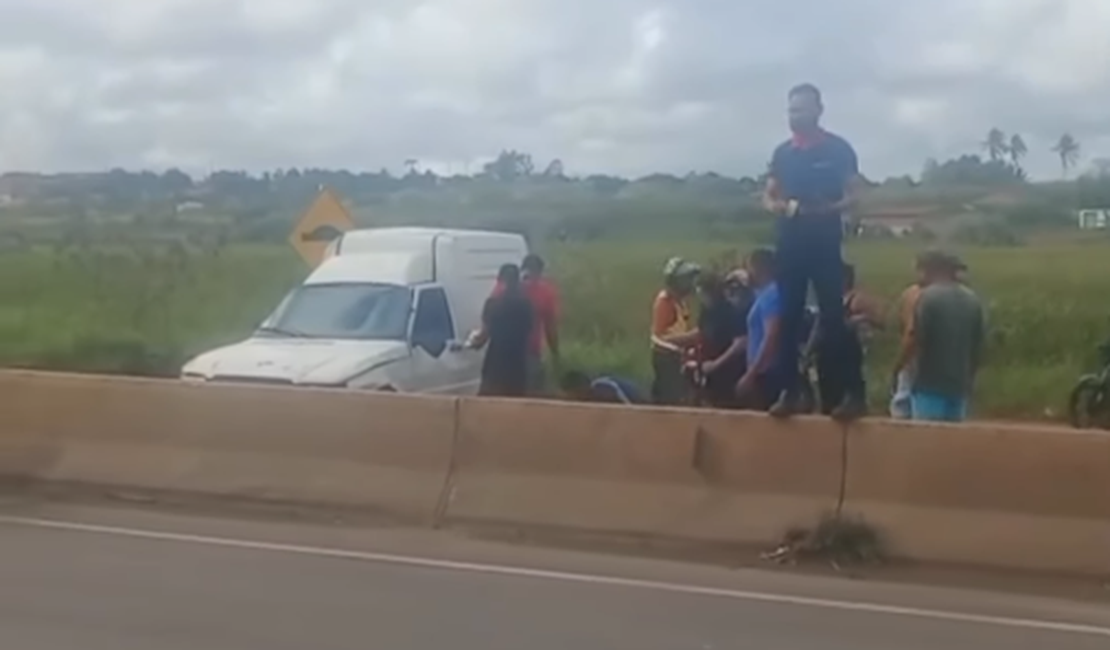 Capotamento na AL-220 deixa veículos danificados e vítimas leves em Arapiraca