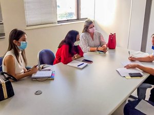Prefeitura debate regularização fundiária de conjuntos populares coma a Caixa Econômica