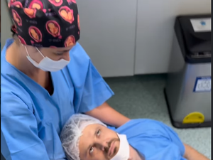 [Vídeo] Pai desmaia ao acompanhar nascimento da filha e cena viraliza