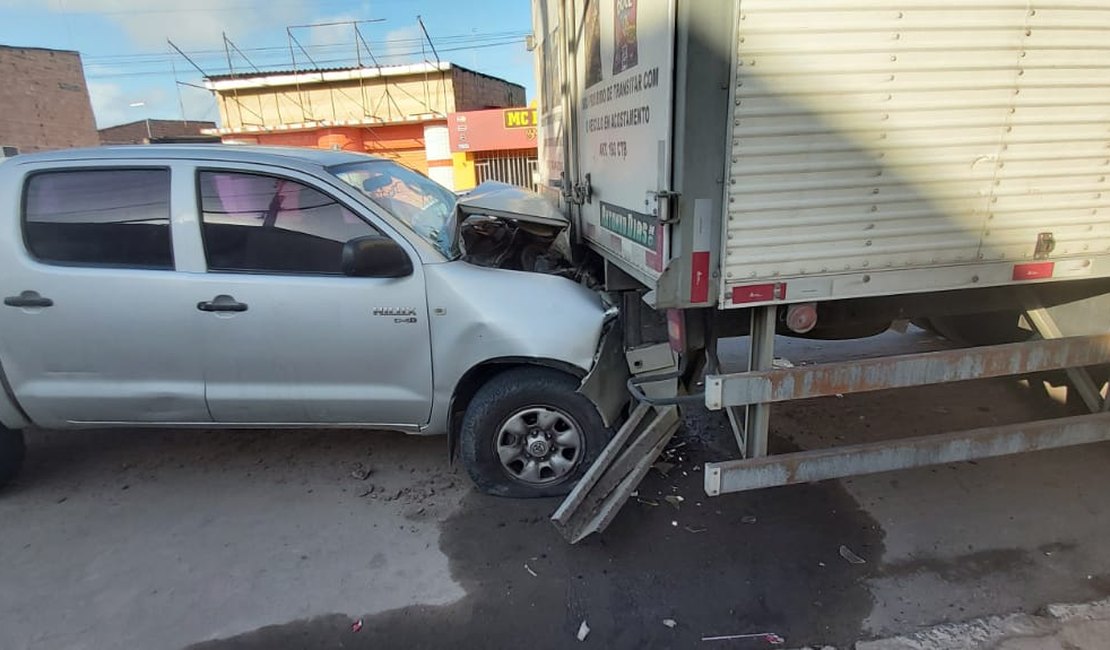 Condutor perde controle da direção e colide em caminhão estacionado na AL 215