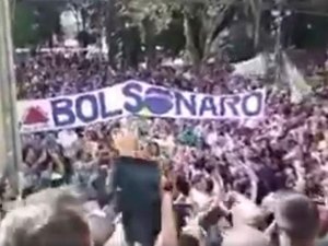 Apoiadores lotam entrada de hospital onde Bolsonaro está