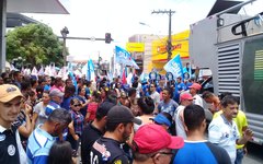 Caminhada de Biu bloqueia ruas e gera revolta em motoristas de Arapiraca