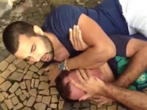 Lutador impede roubo ao imobilizar ladrão em SP