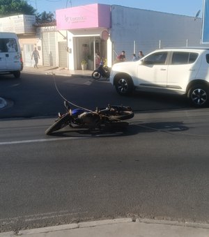 [Vídeo] Fio de alta tensão cai e atinge motocicleta na avenida Ceci Cunha, em Arapiraca