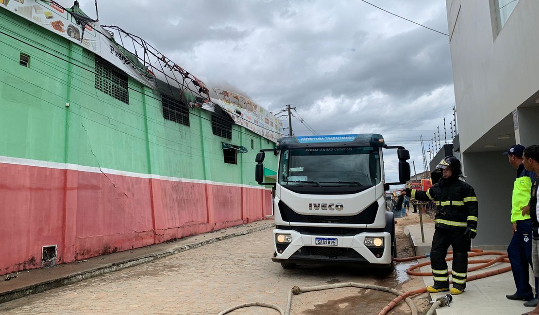 Prefeitura de Arapiraca envia equipes e viaturas para ajudar no combate a incêndio no bairro Boa Vista