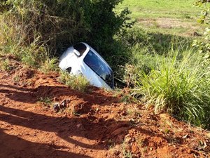 Carro desliza em ribanceira após manobra perigosa de motocicleta, em Arapiraca