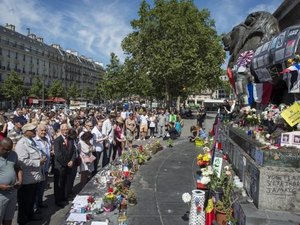 Franceses fazem homenagem às vítimas do atentado em Nice