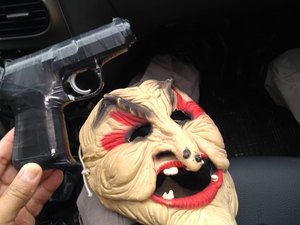 Adolescente usa máscara e simulacro para assaltar próximo a escola