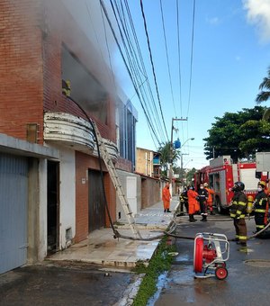 Almoxarifado de hotel pega fogo e mobiliza bombeiros em Cruz das Almas