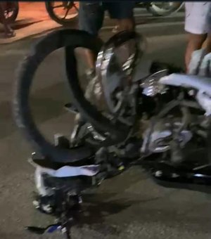 Colisão entre carro e moto deixa jovens feridos na AL-101 Norte em Maragogi