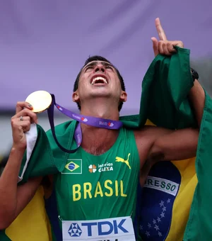 Caio Bonfim faz história e conquista ouro nos 20 km da marcha atlética no Mundial de Tóquio