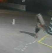 Homem furta bebedouro de posto de gasolina no Jacintinho