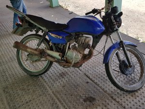 Polícia prende homem suspeito de cometer adulteração em placa de motocicleta