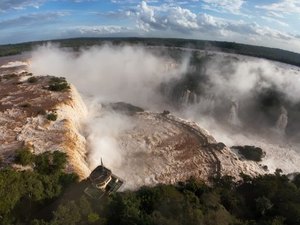 Passarela das Cataratas do Iguaçu é interditada por grande volume de água