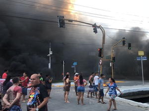 [VÍDEO] Moradores fecham avenida em protesto contra a Braskem no Cambona