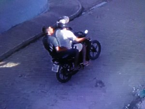 [Vídeo] Dupla não se intimida e tenta assaltar jovem próximo a viatura policial em Arapiraca