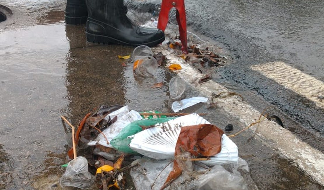 Equipes realizam ações em pontos da cidade para reduzir transtornos das chuvas