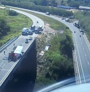 Carreta carregada com pneus tomba e tem carga saqueada por populares no Pilar