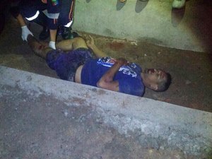 Motorista perde o controle e moto cai em córrego em Arapiraca