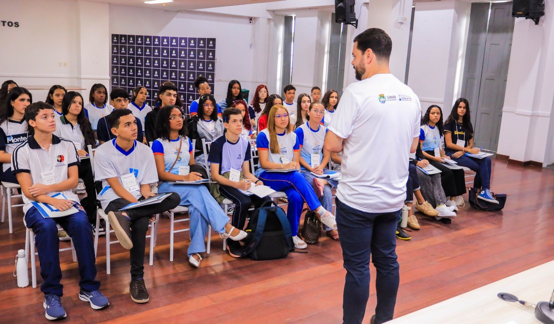 Estudantes selecionados no Plenarinho conhecem a Câmara e participam de formação