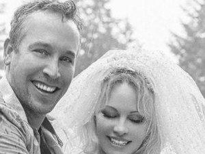 Após casamento, Pamela Anderson é criticada: 'Destruidora de lares'
