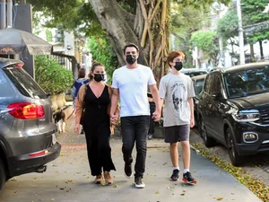 Rodrigo Lombardi aparece em fotos raras com a mulher e filho de 14 anos