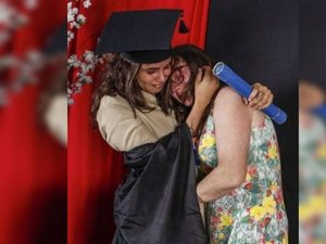 Jovem se veste de faxineira na formatura para homenagear a mãe
