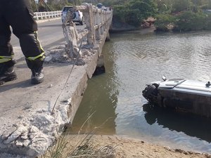 [Vídeo] Van cai de ponte após colidir com carro na AL-101 Norte, em Maceió